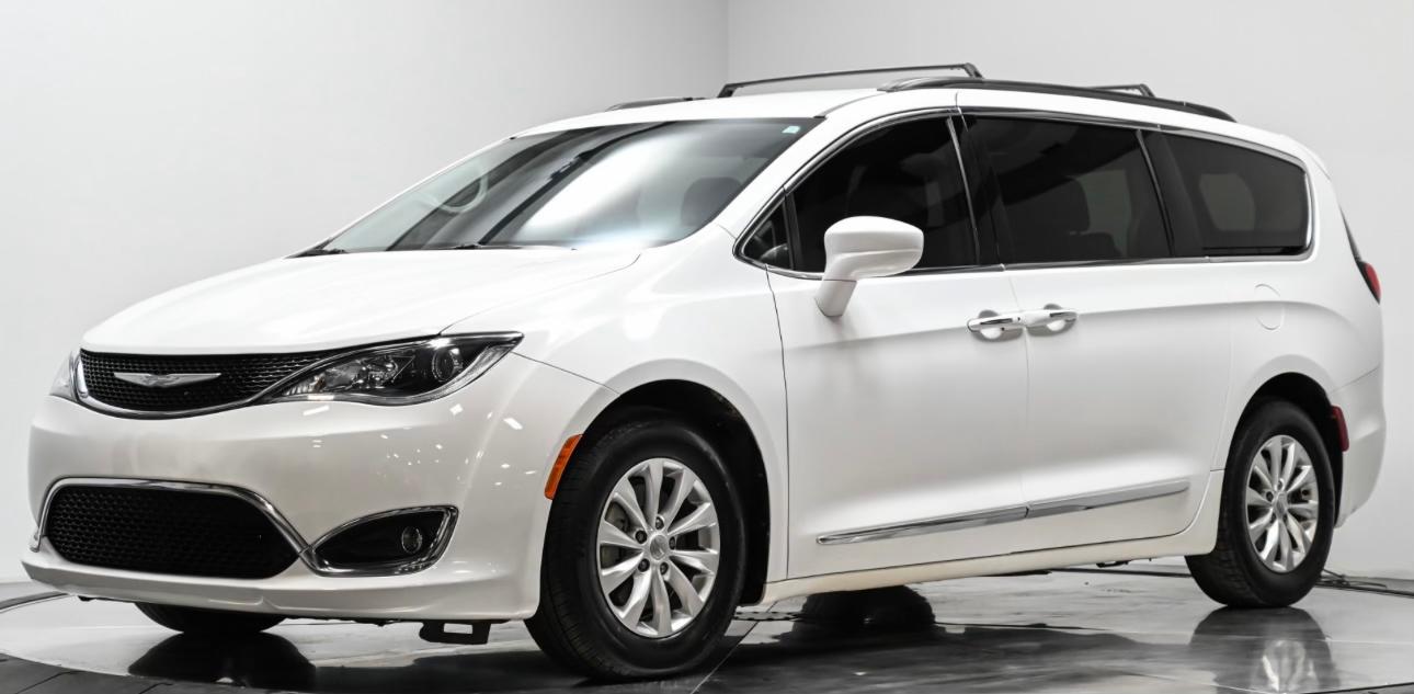 Chrysler Pacifica 2017 in Jacksonville, FL