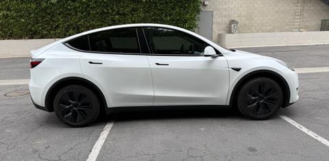 Tesla Model Y 2025
