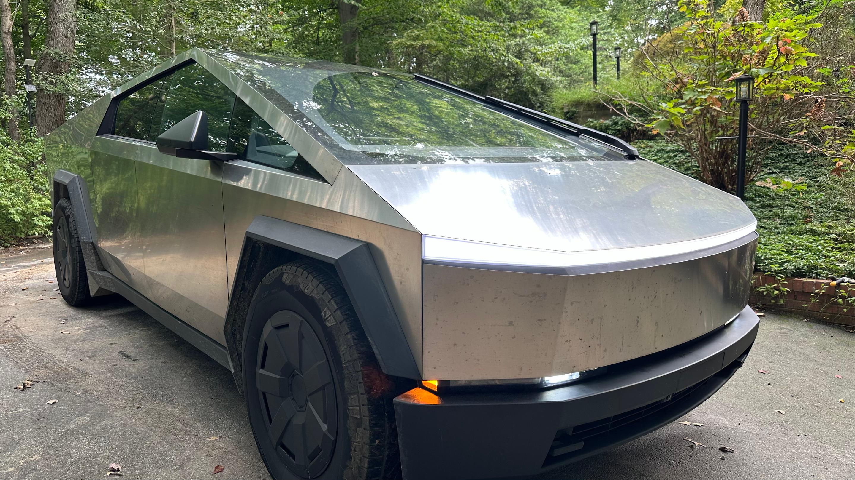 Tesla Cybertruck 2025 in Clifton, VA