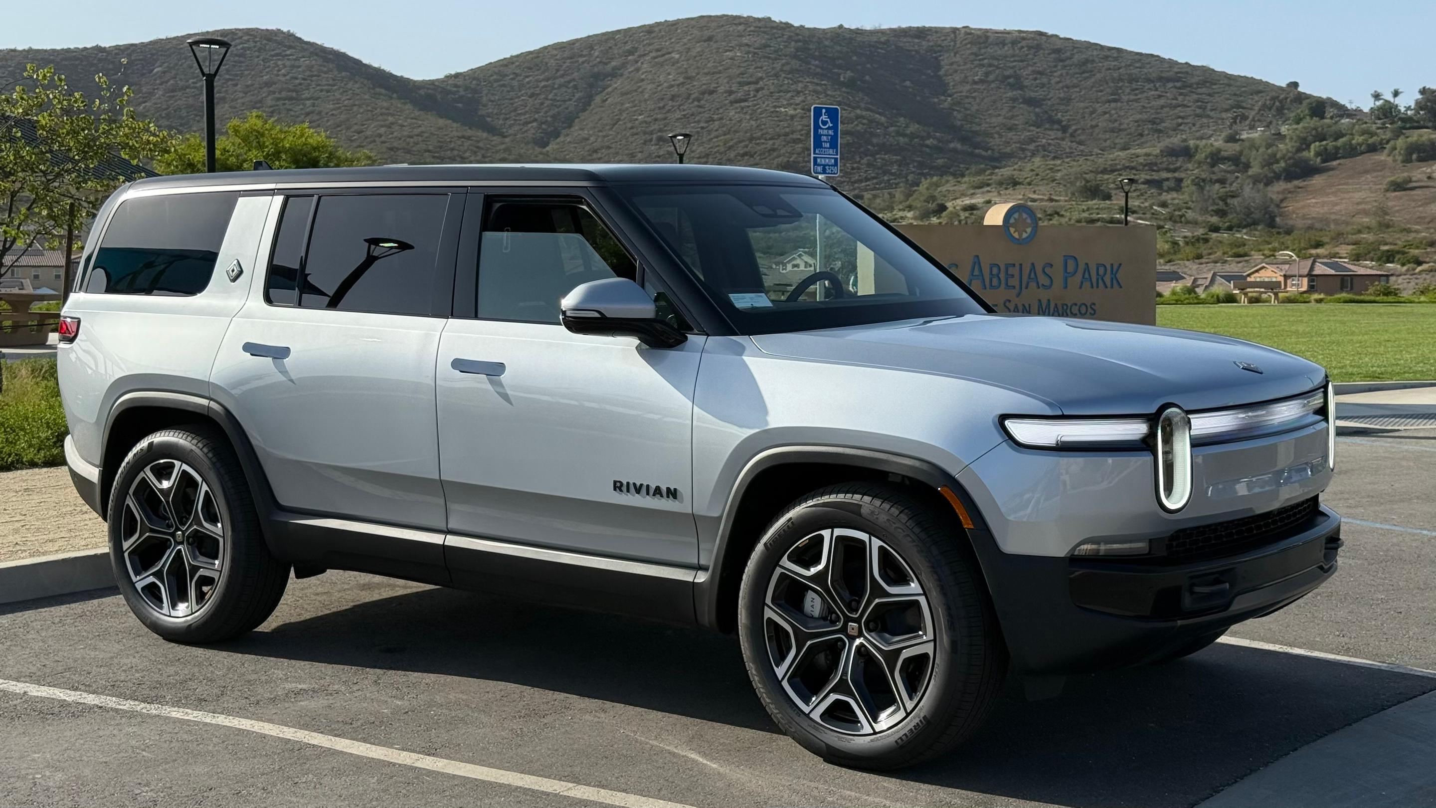 Rivian R1S 2025 in Vista, CA
