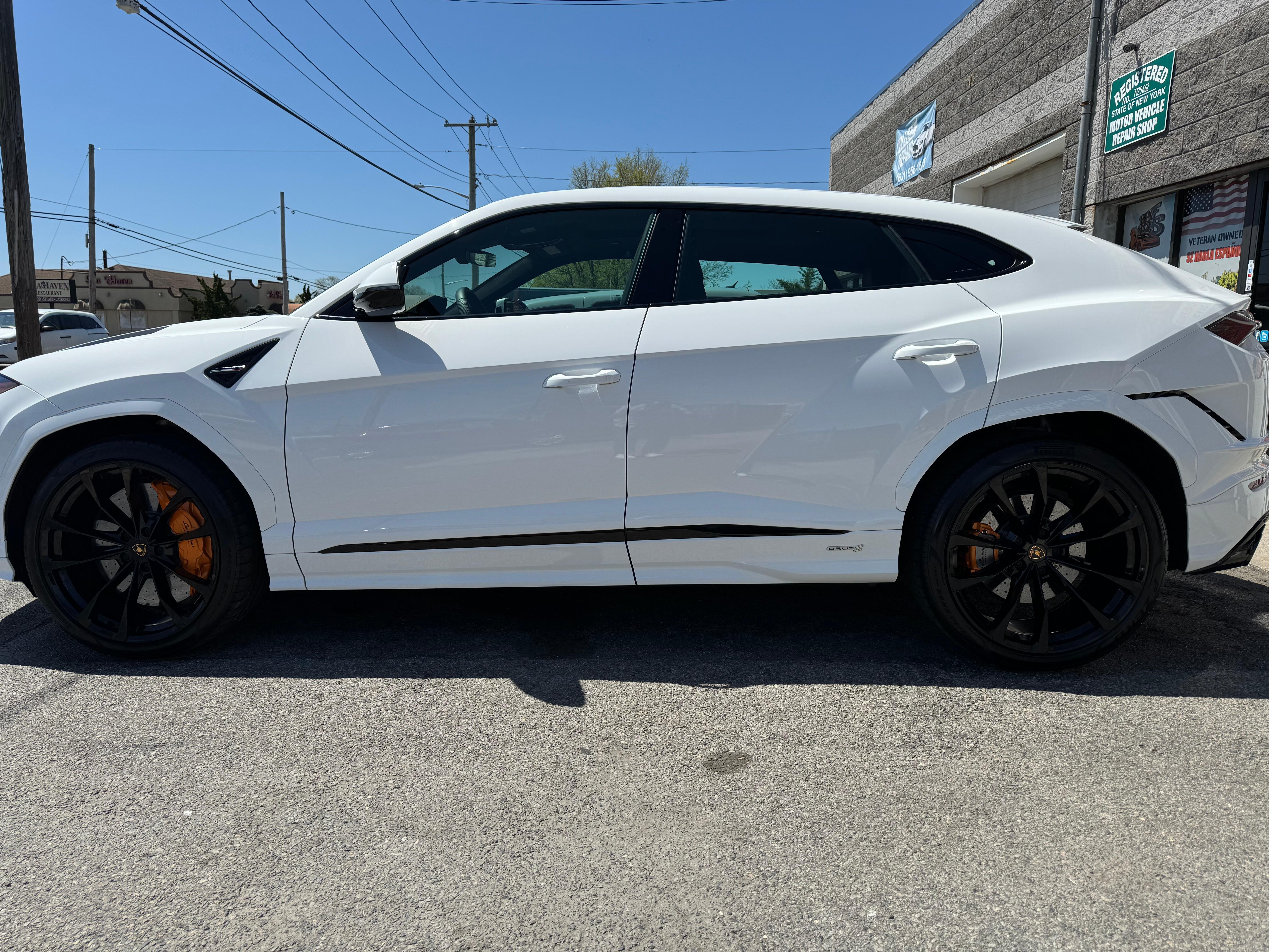 Lamborghini Urus 2023 in Lindenhurst, NY