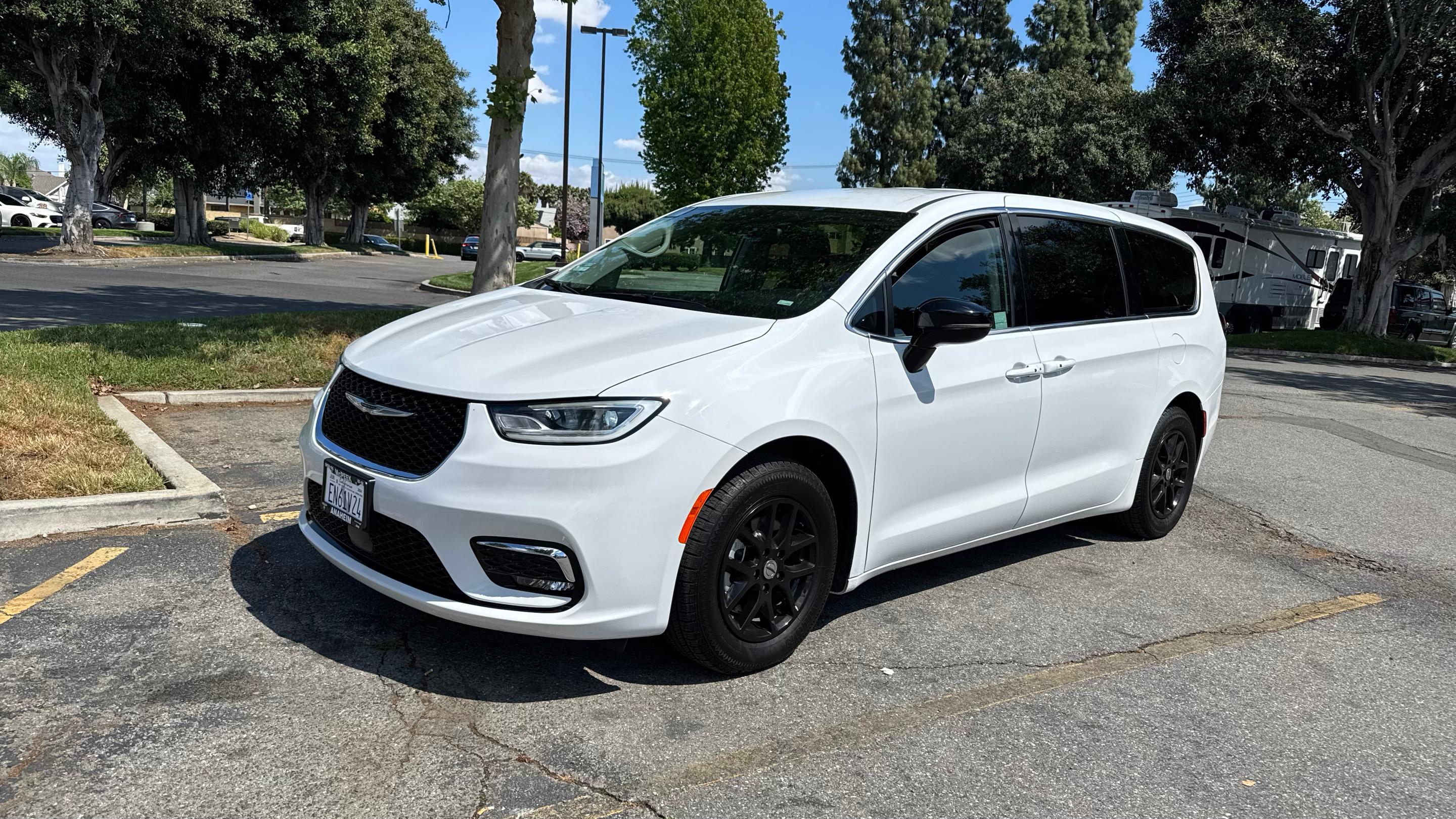 Chrysler Pacifica 2024 in Ontario, CA