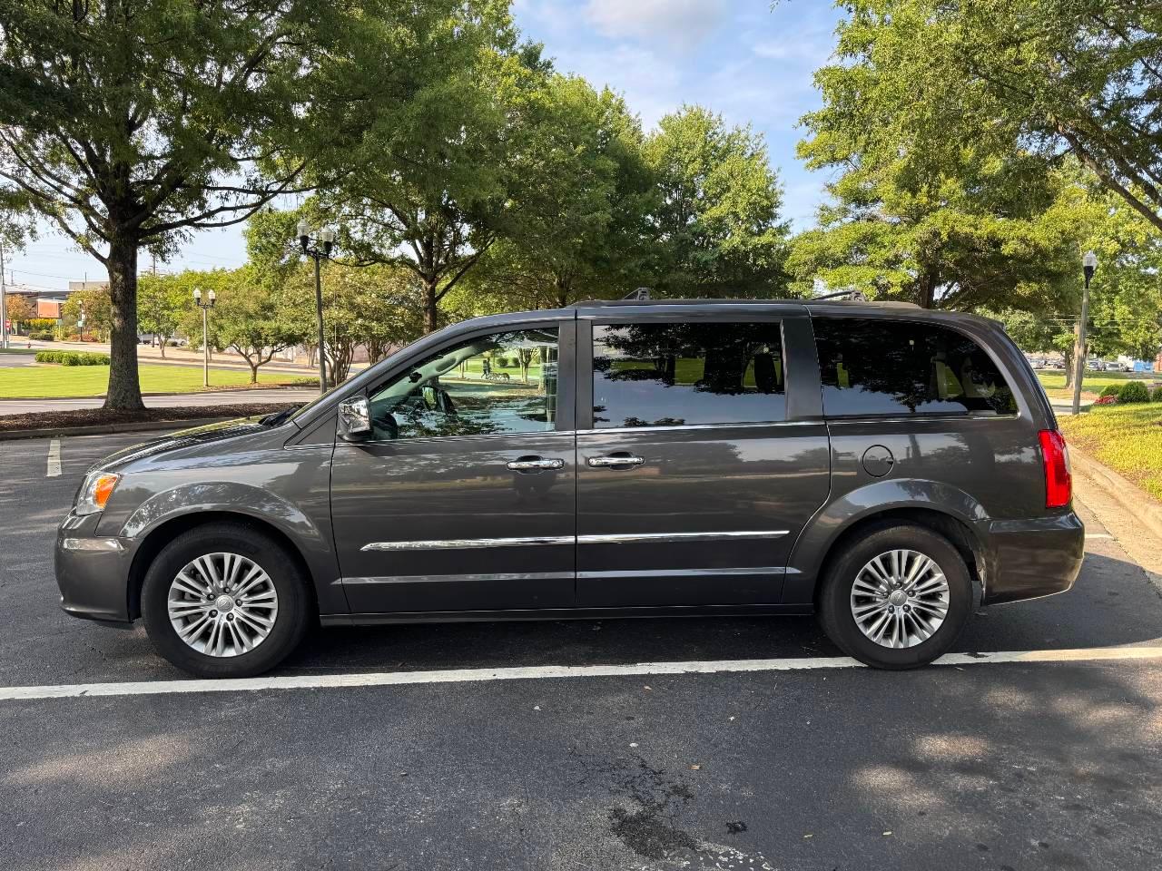 Chrysler Town & Country 2016 in Lawrenceville, GA