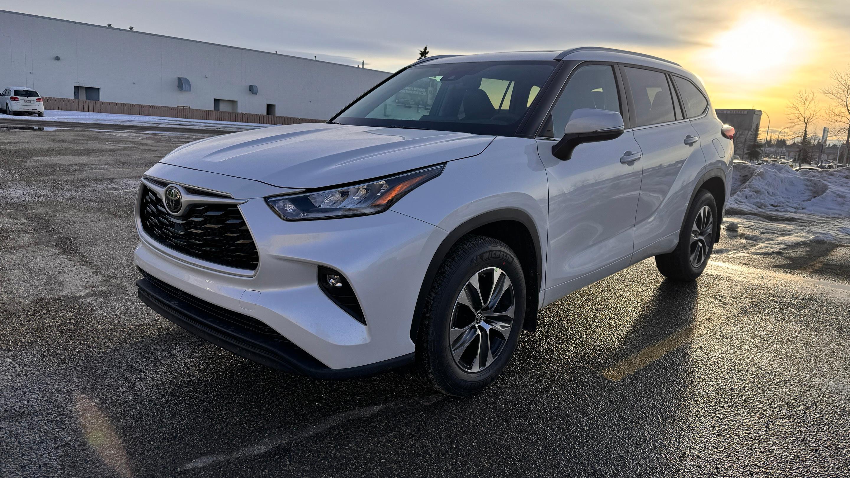 Toyota Highlander 2024 à Calgary, AB