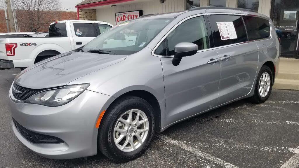 Chrysler Voyager 2020 in Smithville, MO