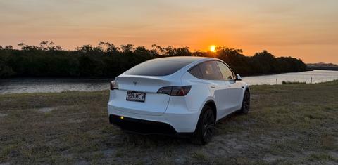 Tesla MODEL Y 2025