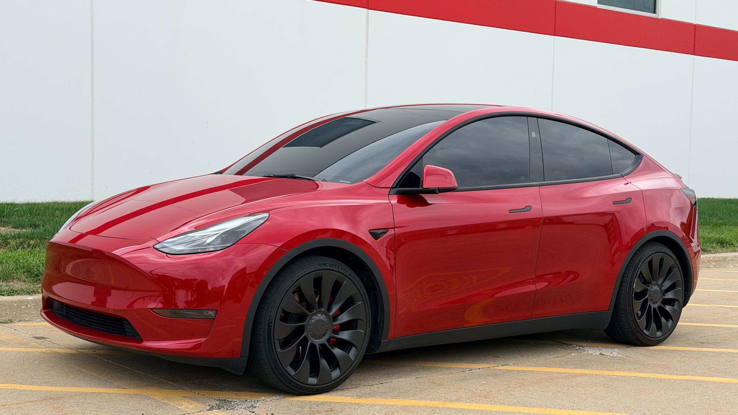Tesla Model Y 2023 in Urbandale, IA