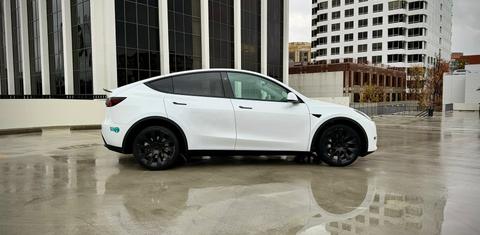Tesla Model Y 2024