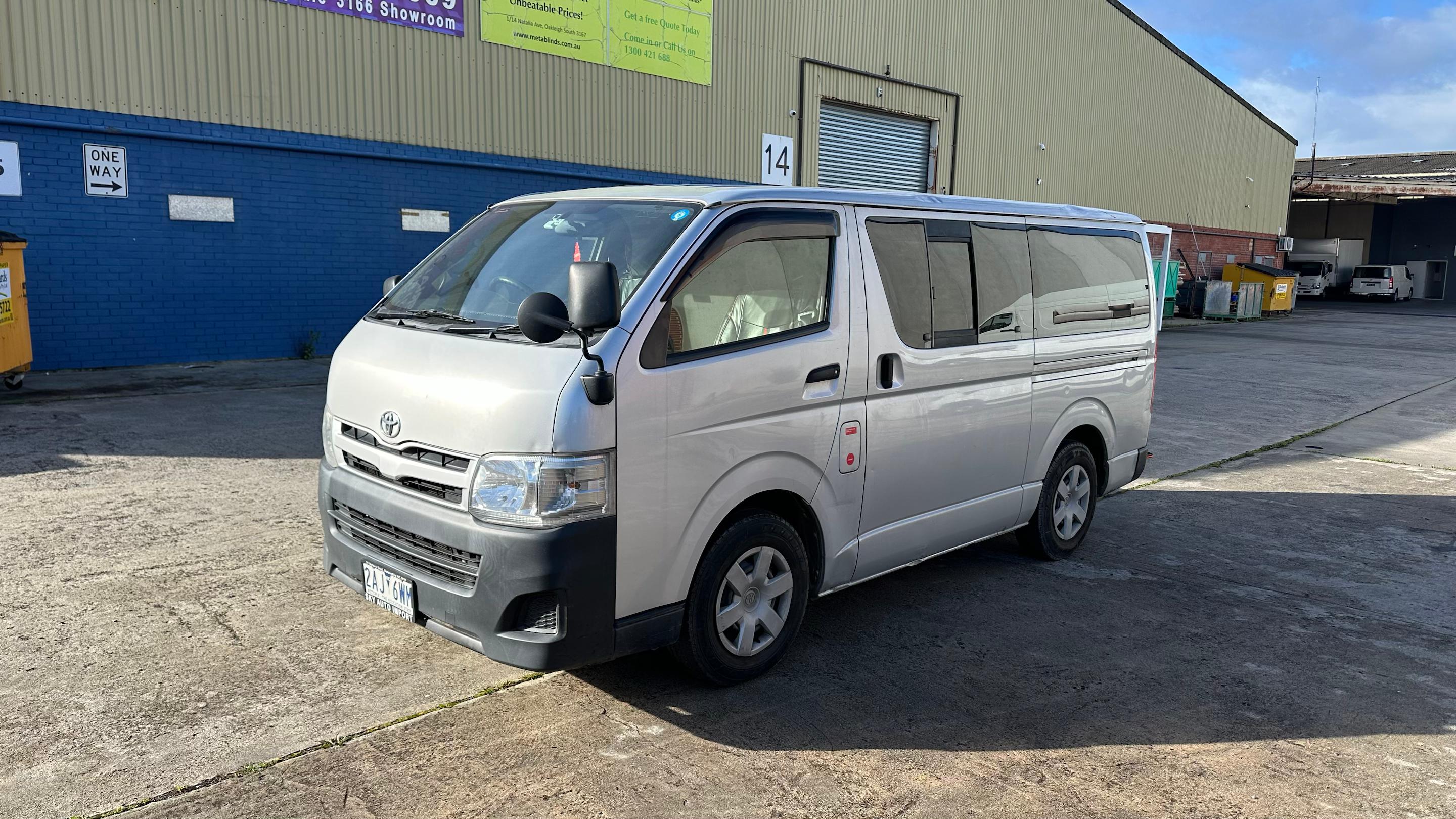 Toyota HIACE 2013 in 