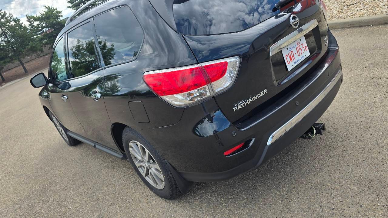 Nissan Pathfinder 2015 in Edmonton, AB
