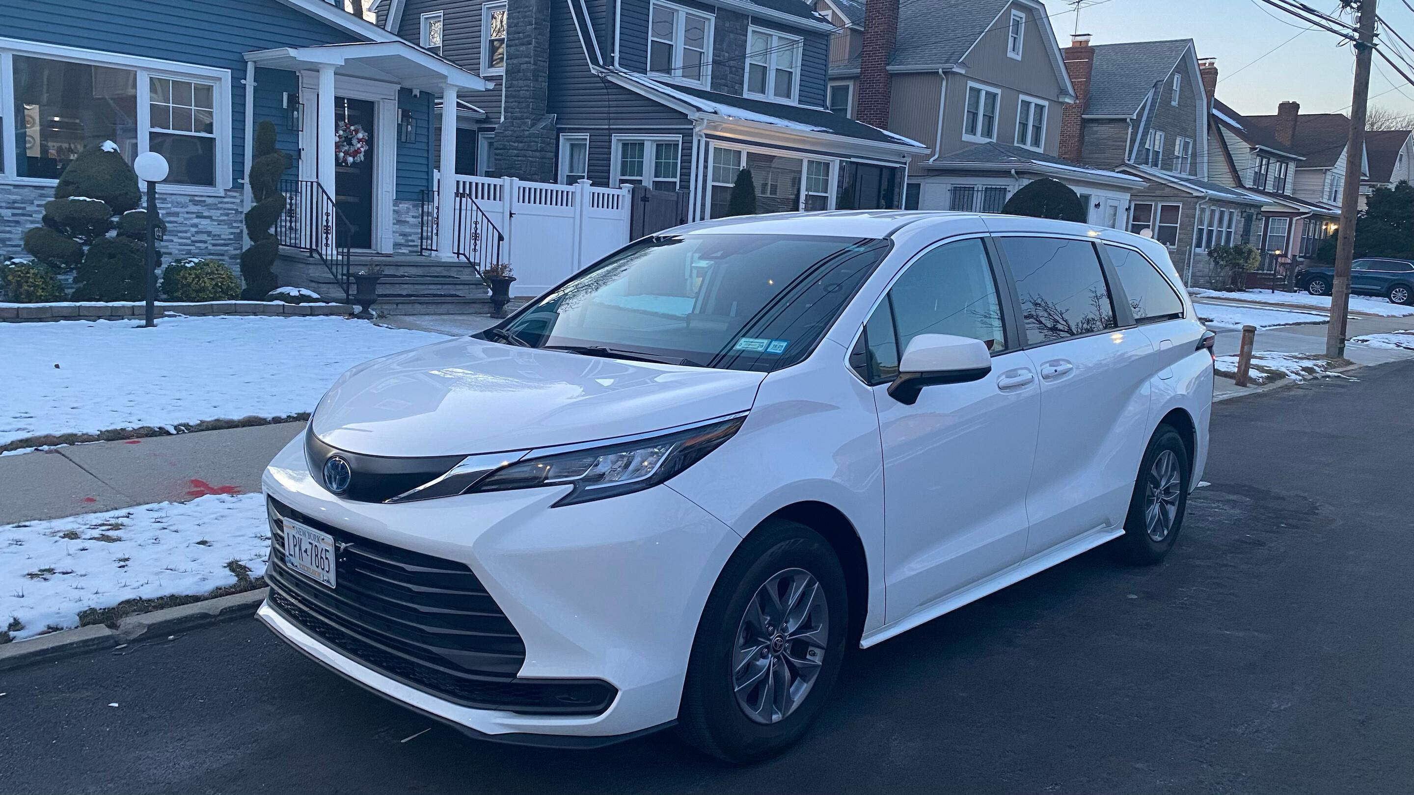 Toyota Sienna 2023 in Saint Albans, NY