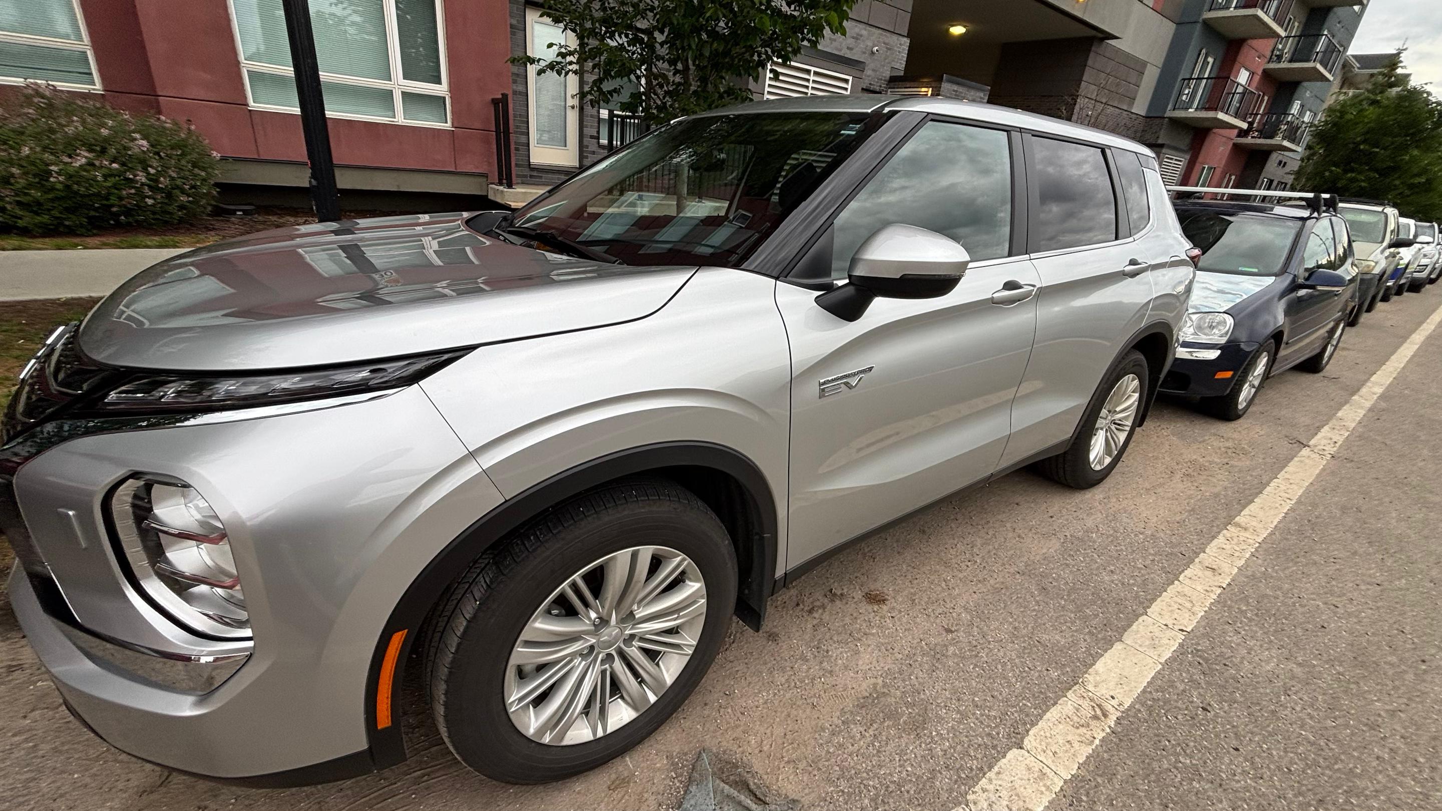 Mitsubishi Outlander Plug-In Hybrid 2025 in Edmonton, AB