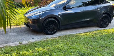 Tesla Model Y 2024