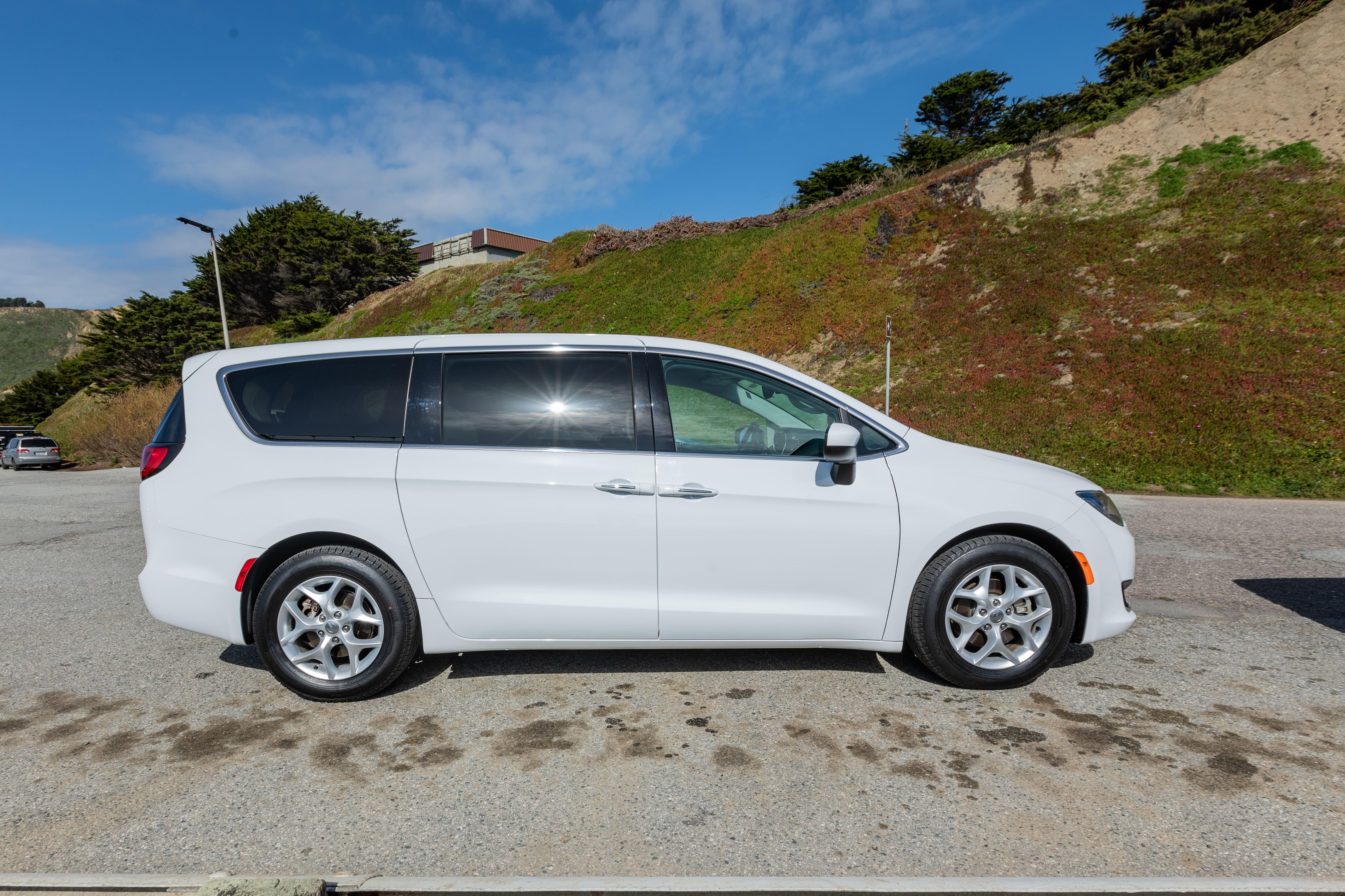 Chrysler Pacifica 2017 in Daly City, CA