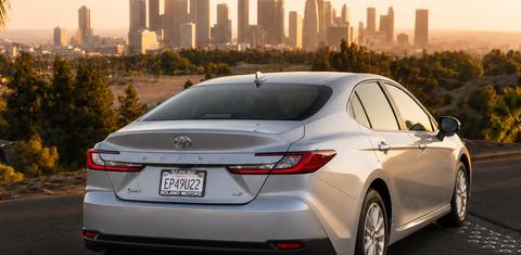 Toyota Camry Hybrid 2026