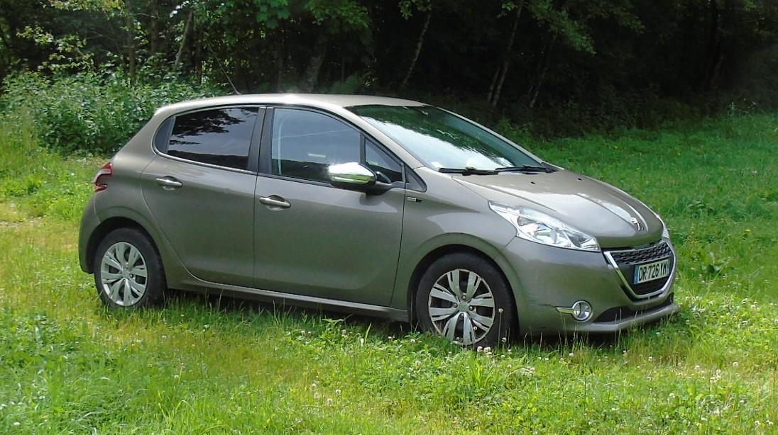 Peugeot 208 2015 à Cluses