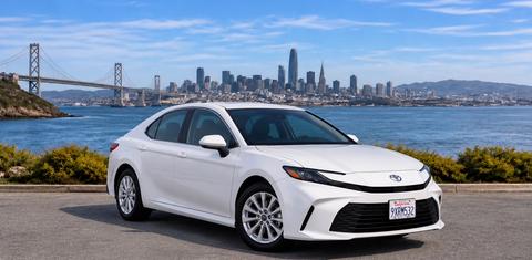 Toyota Camry Hybrid 2026