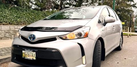 Toyota Prius v 2017