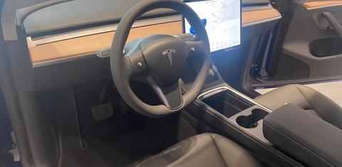 Tesla Model Y 2025