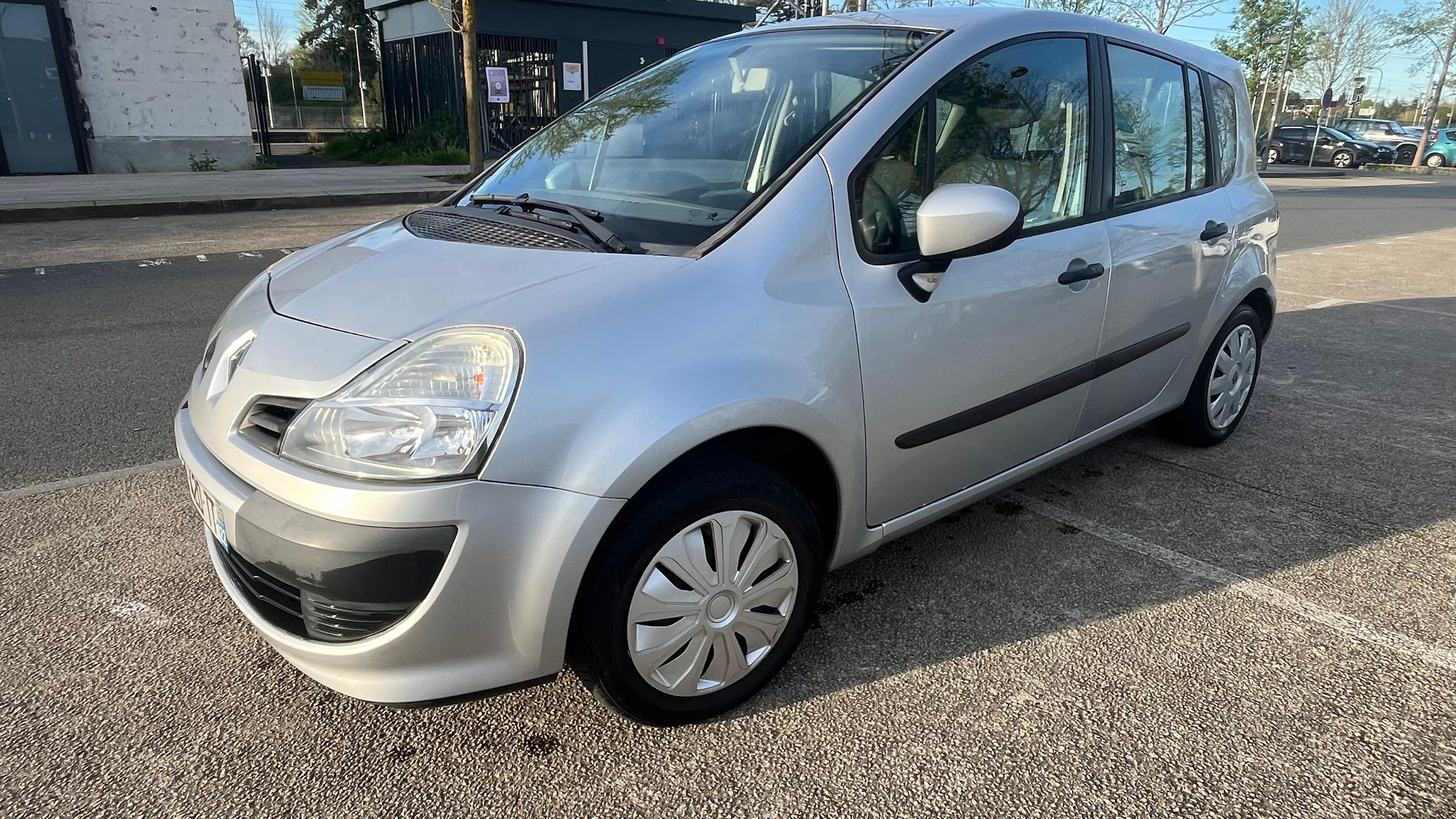 Renault GRAND MODUS 2012 à Ploumagoar