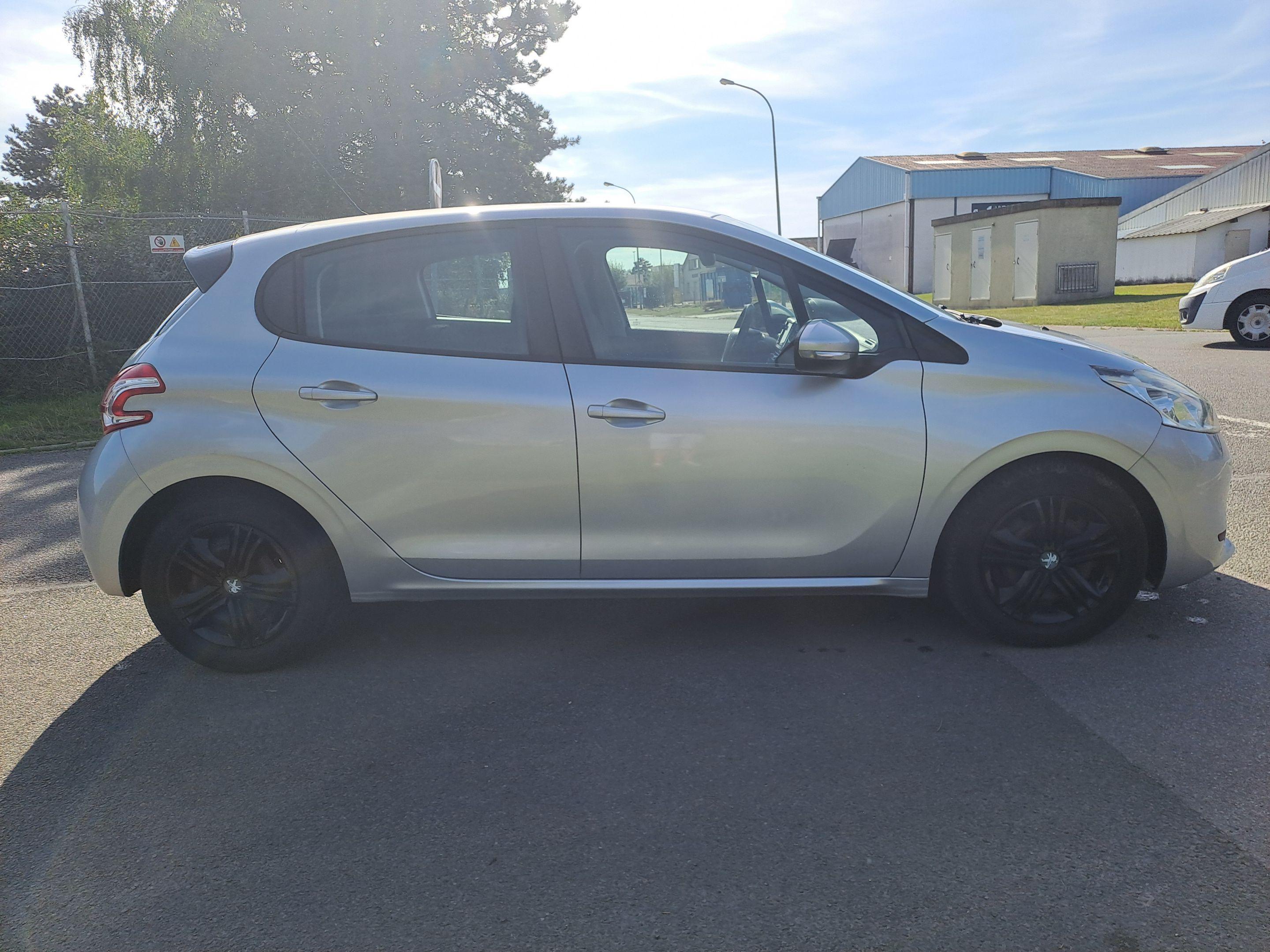 Peugeot 208 2013 à Rang Du Fliers