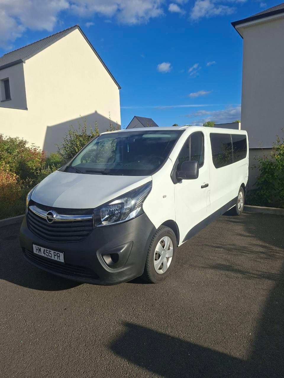 Opel VIVARO COMBI 2015 à Corzé