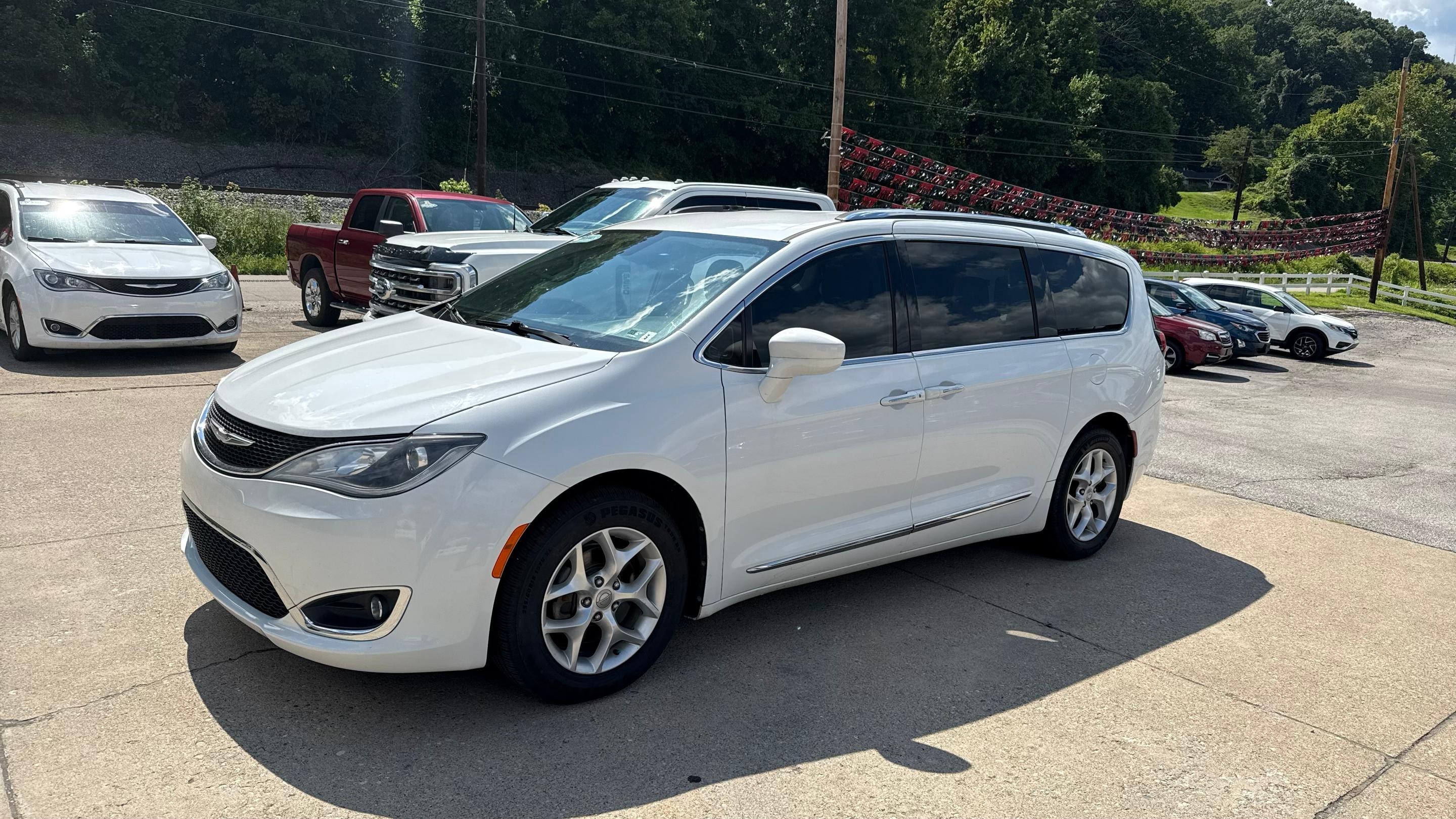 Chrysler Pacifica 2018 in Teays Valley, WV