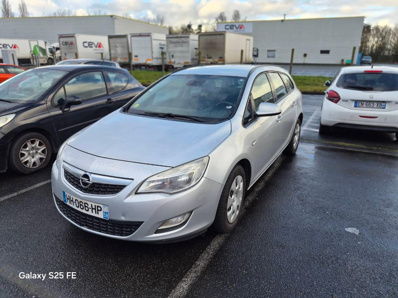 Opel ASTRA 2014 à Masny