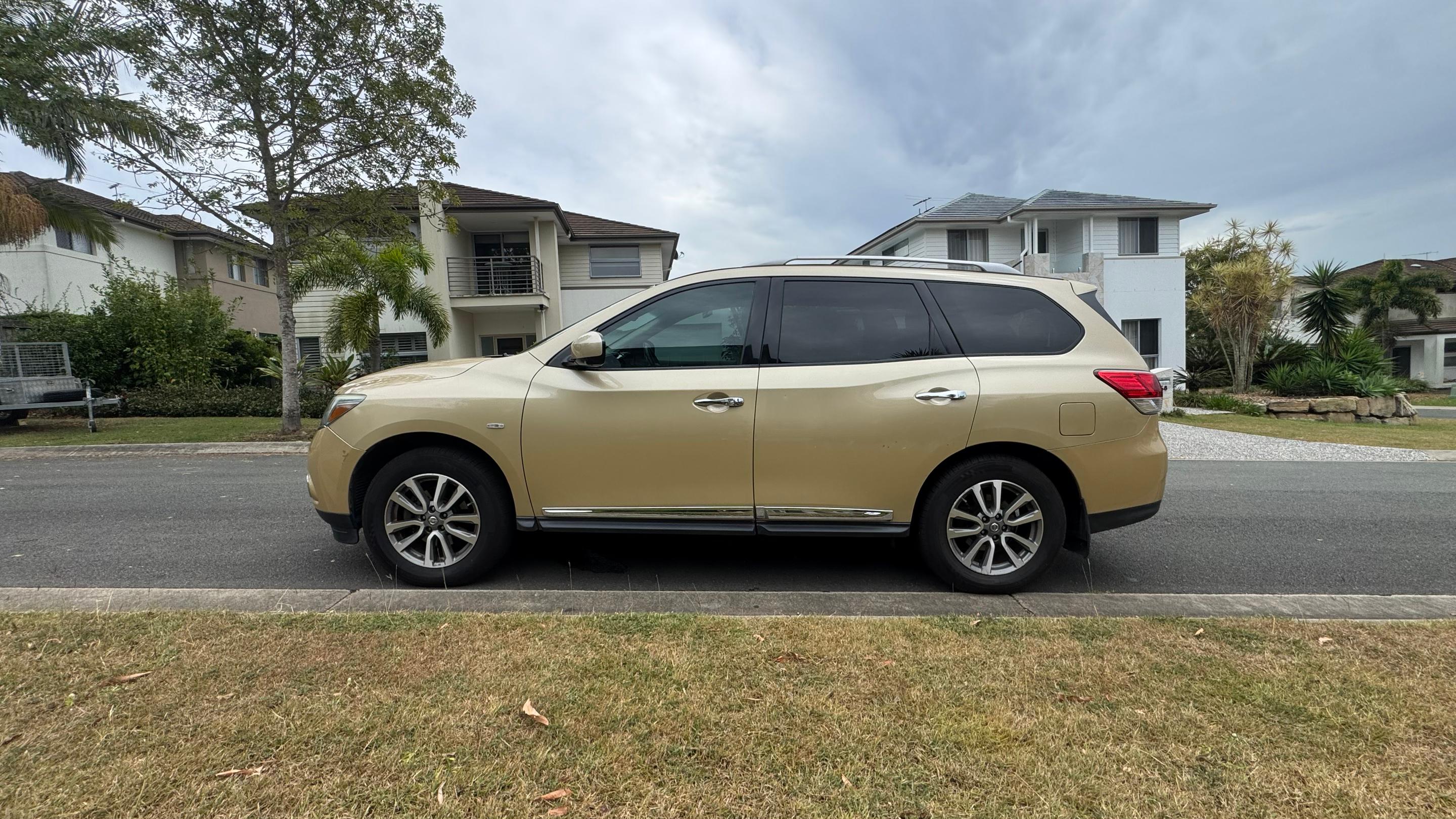 Nissan PATHFINDER 2013 in New Farm
