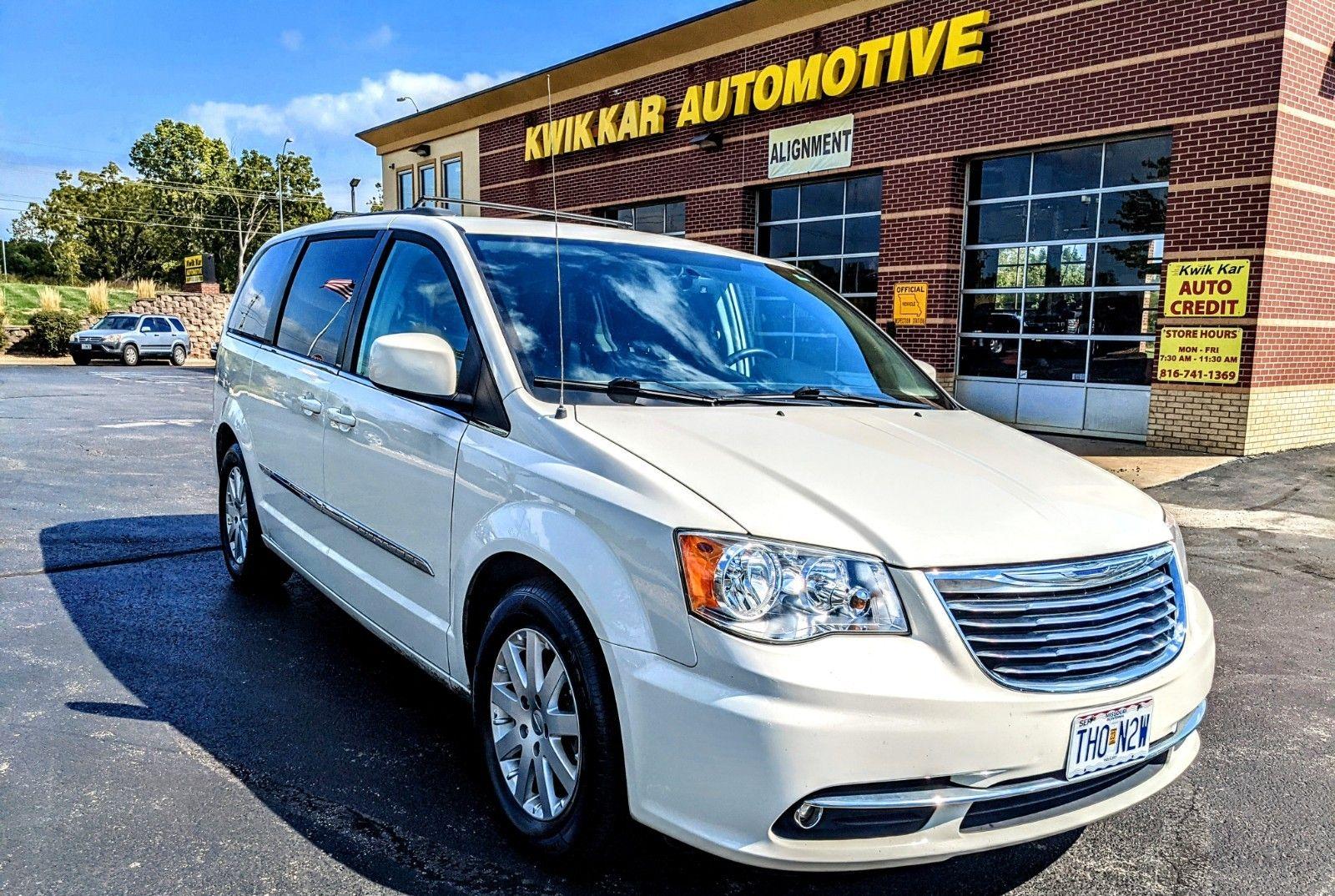 Chrysler Town & Country 2013 in Kansas City, MO