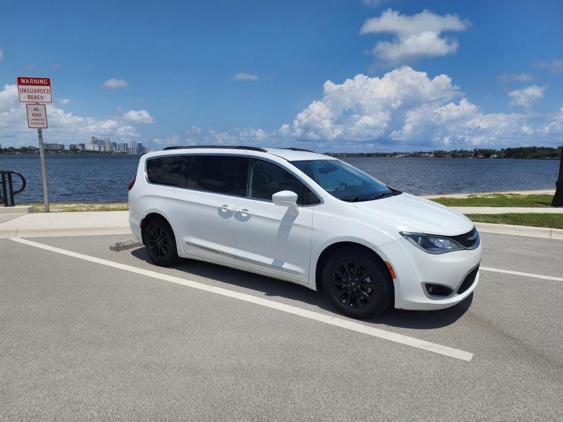 Chrysler Pacifica 2017 in West Palm Beach, FL