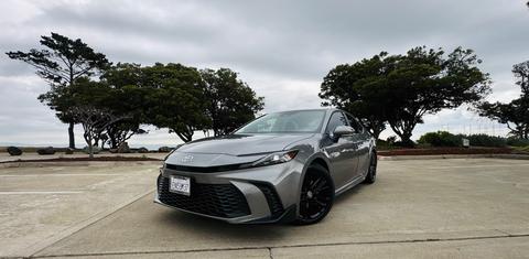 Toyota Camry Hybrid 2026