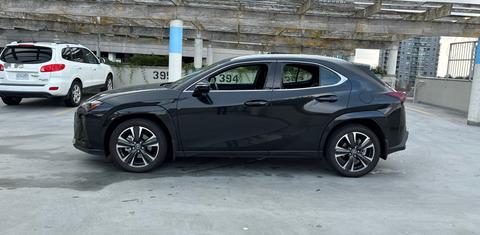 Lexus UX 2025
