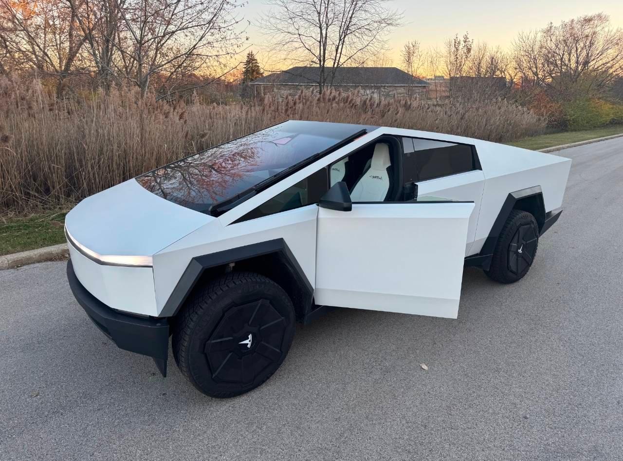 Tesla Cybertruck 2025 in Racine, WI