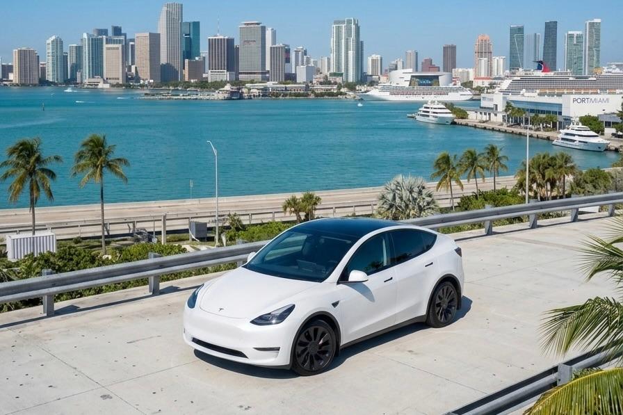 Tesla Model Y 2025 in Doral, FL