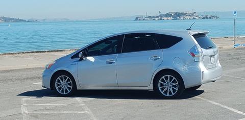 Toyota Prius v 2012
