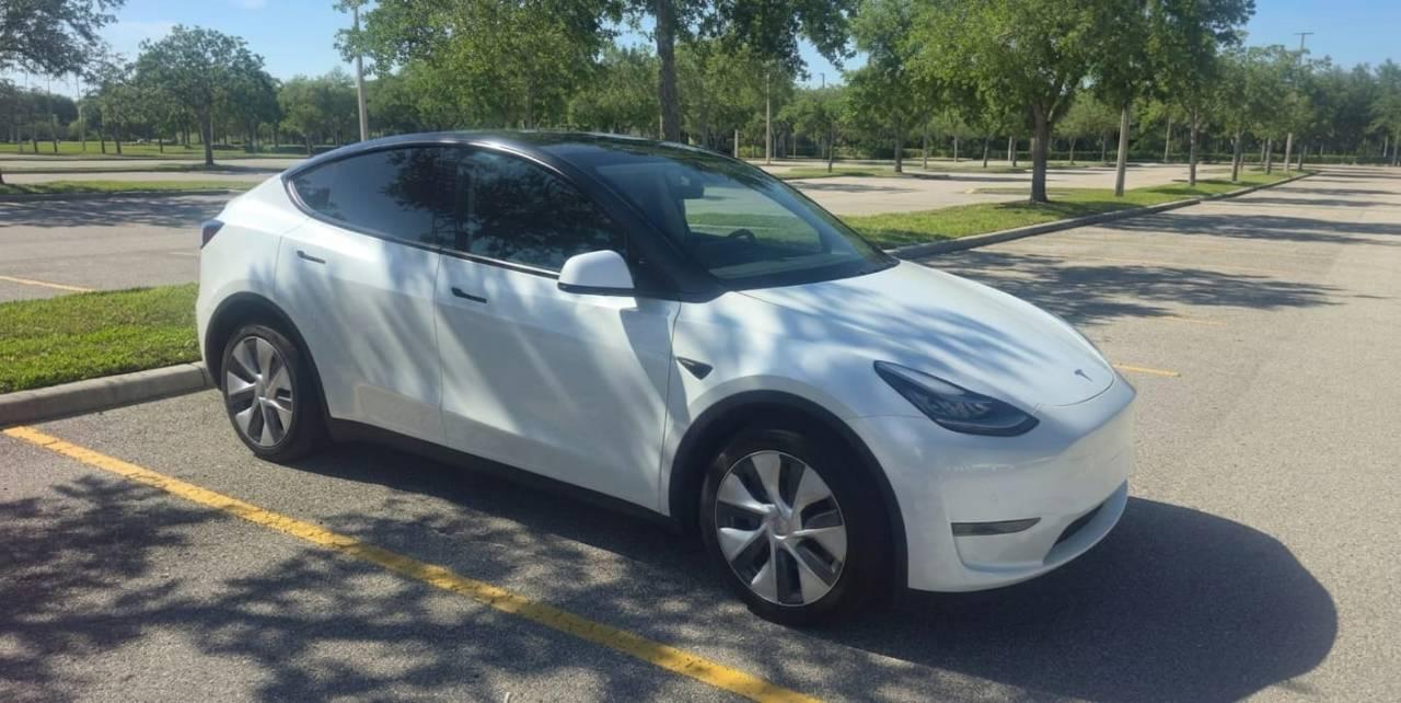 Tesla Model Y 2023 in Sarasota, FL