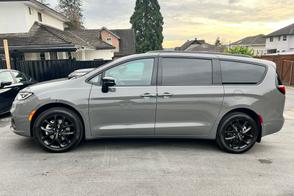 Chrysler Pacifica car