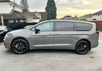 Chrysler Pacifica car