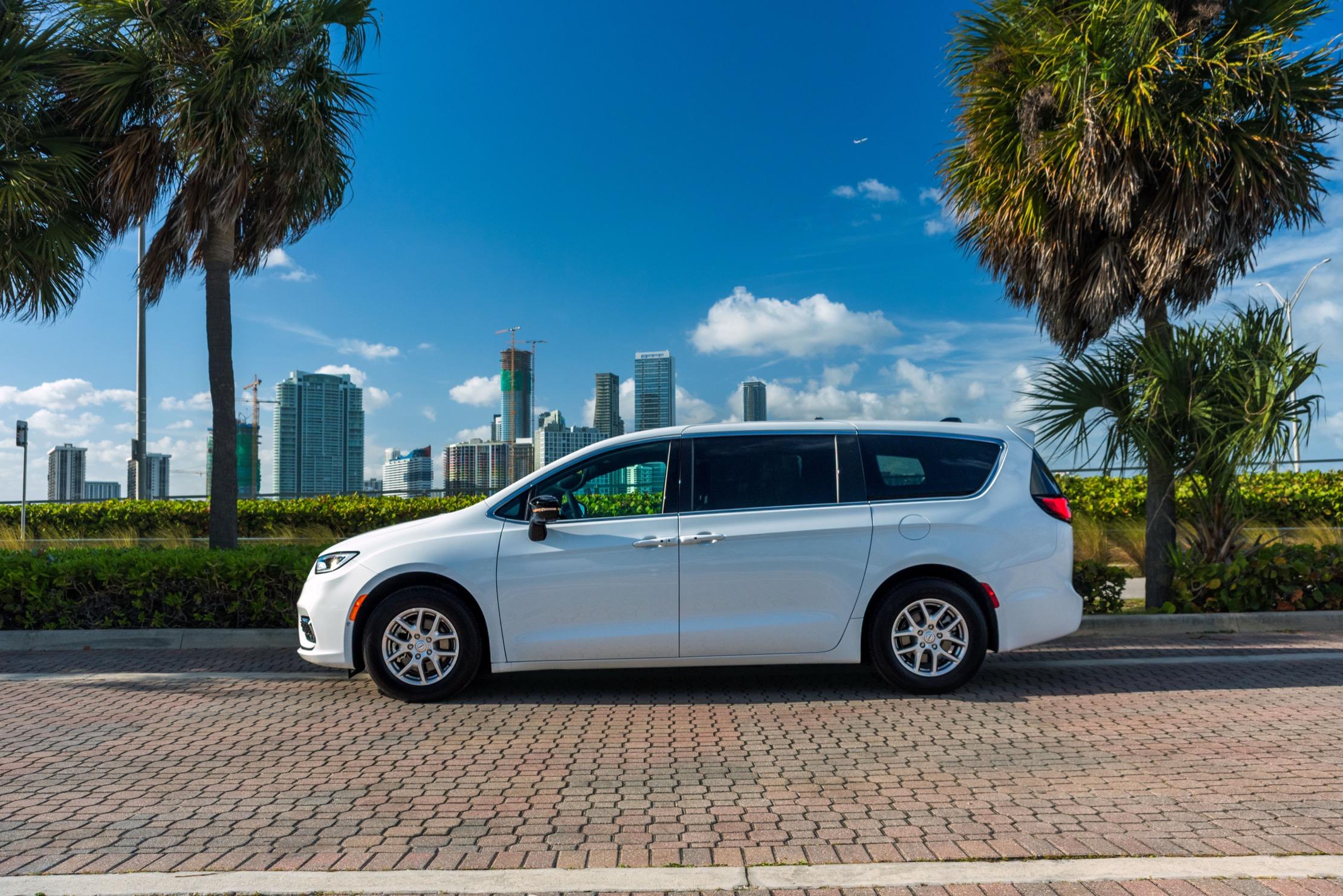 Chrysler Pacifica 2026 in Hialeah, FL