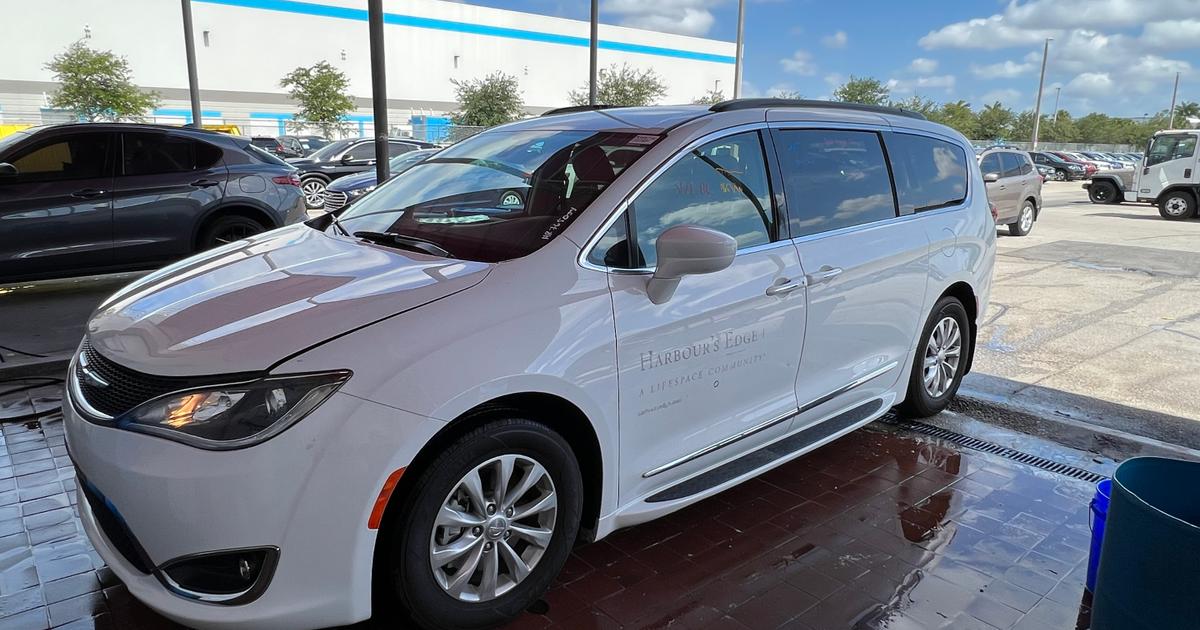 Chrysler Pacifica 2017 rental in Miami, FL by Daniel M. Turo