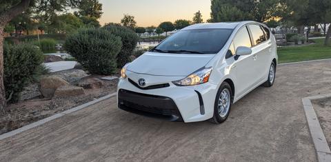 Toyota Prius v 2016