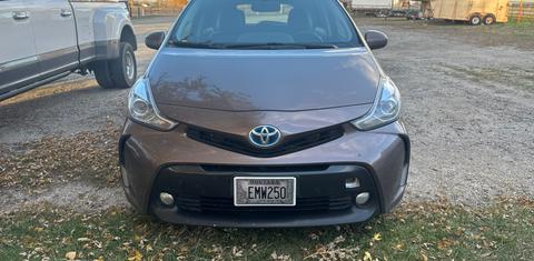 Toyota Prius v 2016